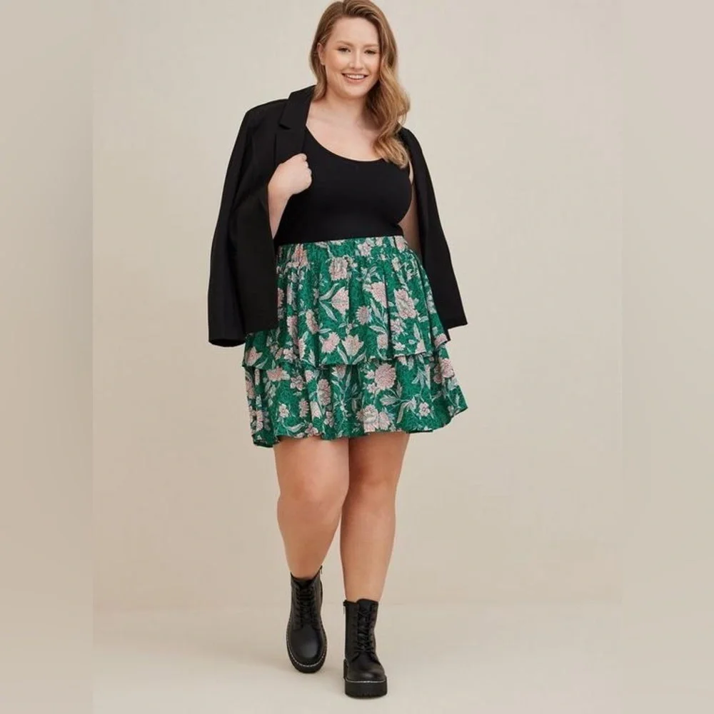 Torrid Dark Green Floral Mini Tiered Skater Skirt - New - Size 4 (26)
